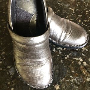 boc  Born Concepts Women's Platinum Leather Wedges Sz 8